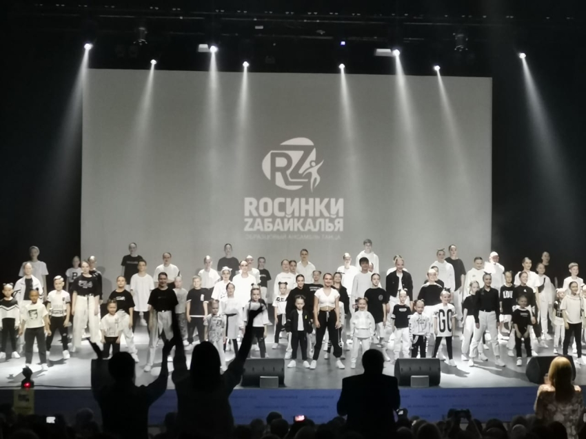 ​Новую программу представил ансамбль танца «Росинки Забайкалья» в свой юбилейный концерт
